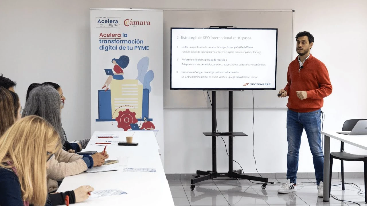 Juan Álvarez Sempere durante una charla sobre SEO internacional en la Cámara de Comercio de Alcoy
